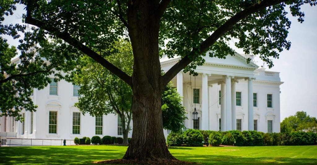 Trump cherche à exclure CNN et plusieurs autres médias de la Maison Blanche 2 découvrez les détails et les implications de l'interdiction des médias par l'administration trump à la maison blanche, un événement marquant dans l'histoire des relations presse-politique aux états-unis.