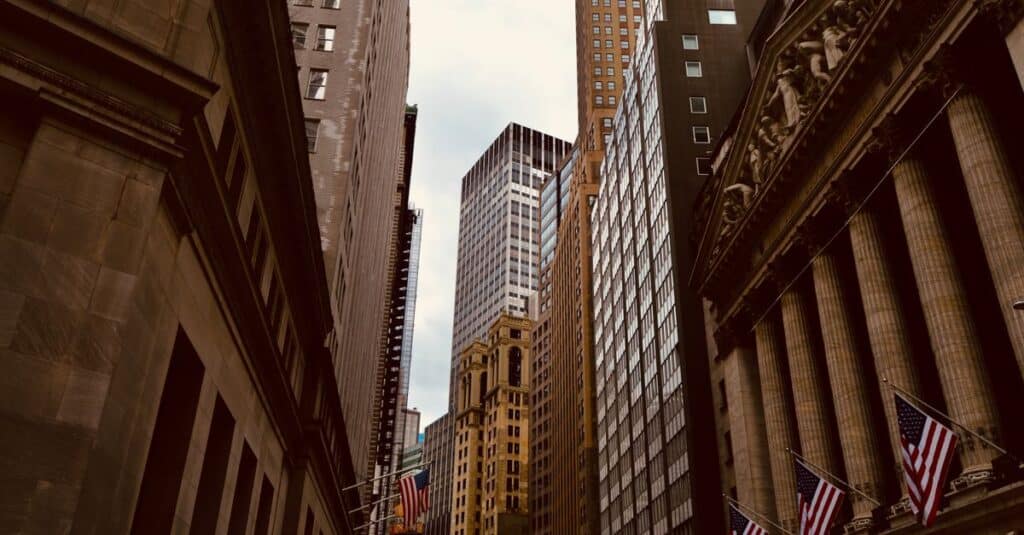 Wall Street clôture en recul : les constructeurs plongent sous la pression des appels à un freinage de l'IA 9 découvrez l'univers fascinant de wall street, le centre financier emblématique de new york, où se négocient les actions, les marchés boursiers et l'économie mondiale.