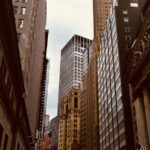 Wall Street clôture en recul : les constructeurs plongent sous la pression des appels à un freinage de l&rsquo;IA